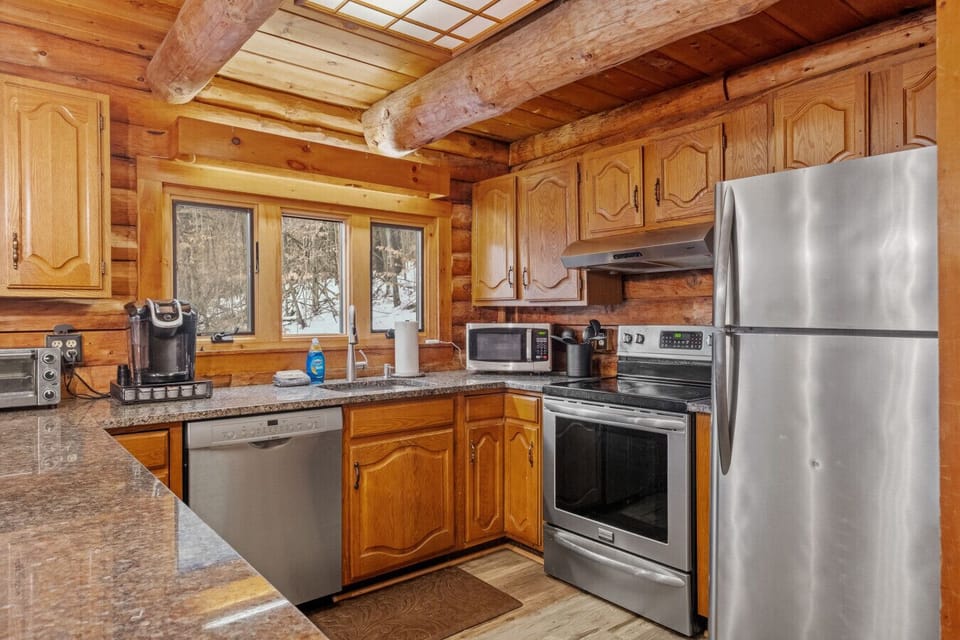 A bright, fully equipped kitchen for easy meals at home
