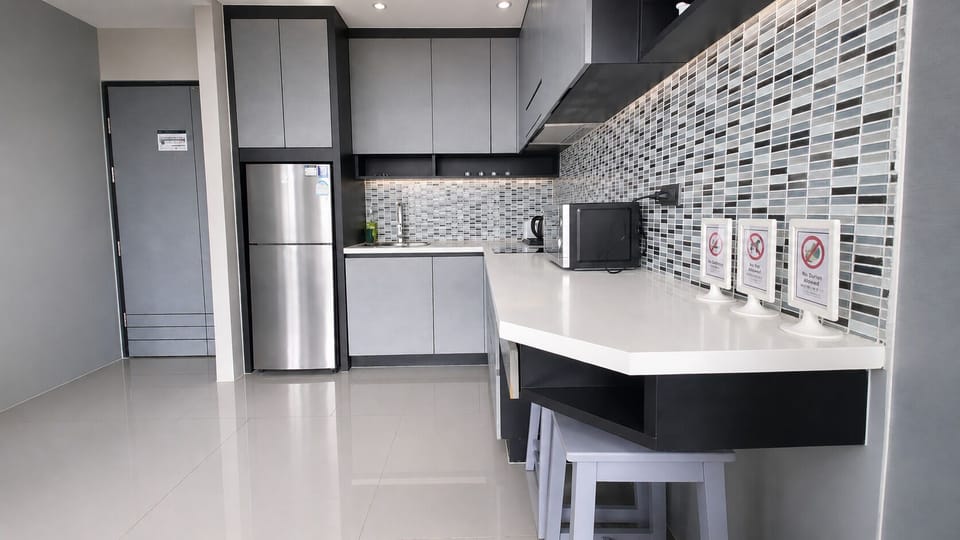 Deluxe Apartment, 1 Bedroom (Chic n Cozy CityGate 1BR Suite) | Private kitchenette | Full-size fridge, microwave, stovetop, cookware/dishes/utensils