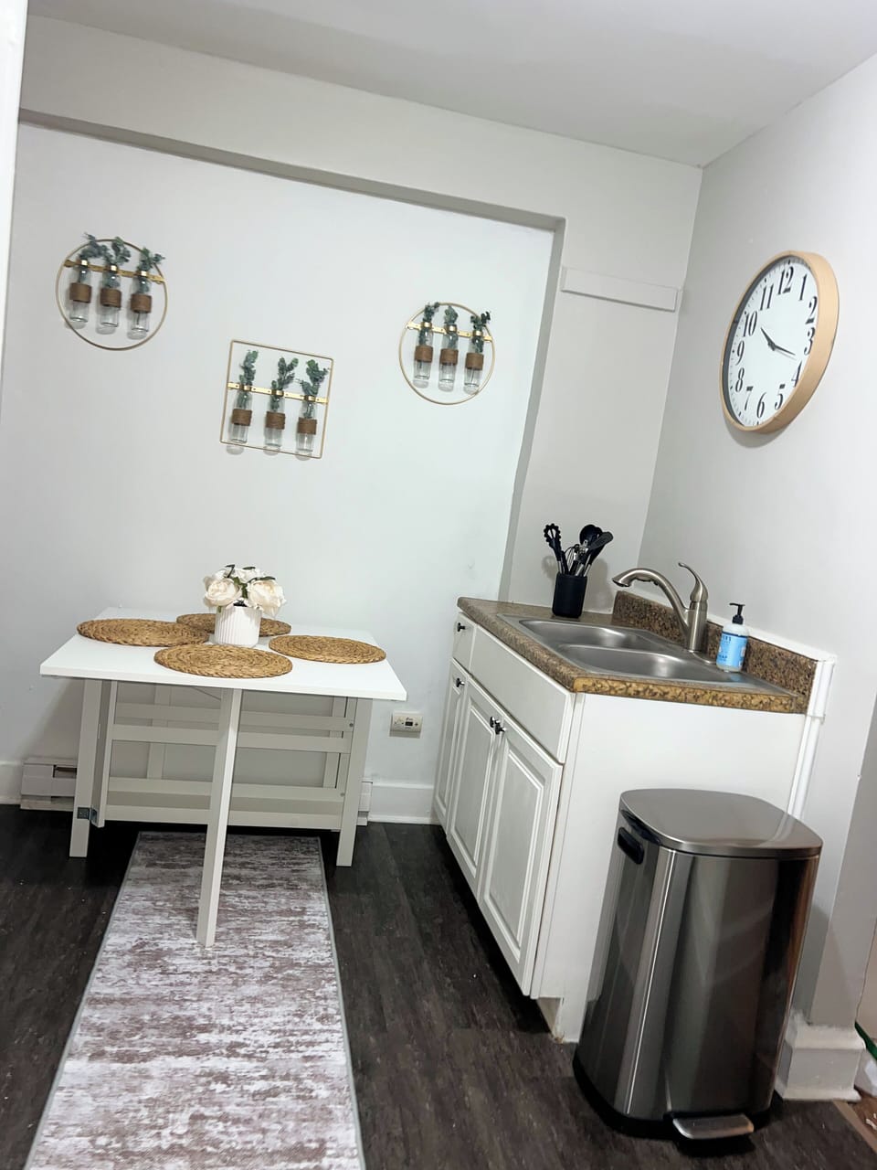 Full size kitchen sink with adjustable sitting table. Can seat up to 4 ppl. 