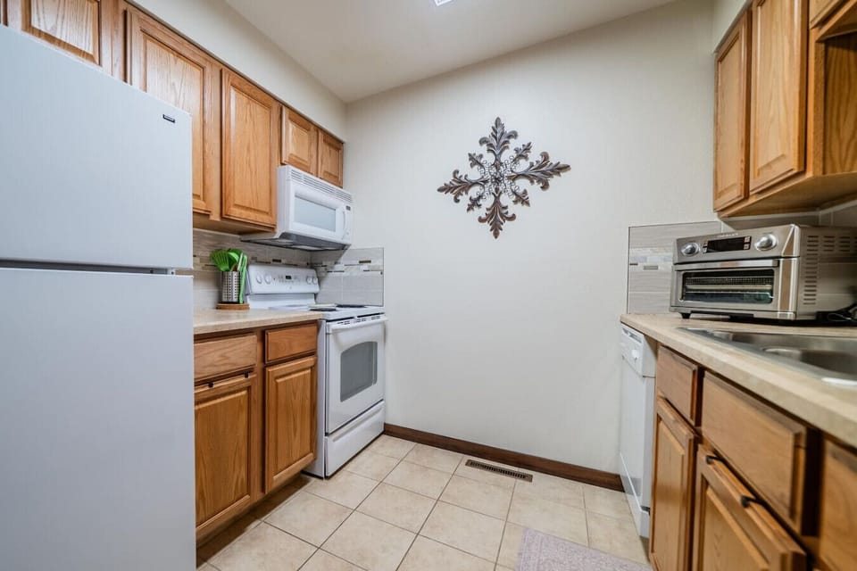 Lots of essentials and small appliances in the kitchen