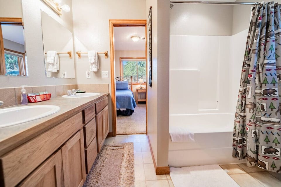 Shared downstairs bathroom between a queen bedroom and a bedroom with two singles.