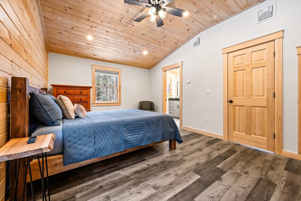 Upper level bedroom #3 - Queen with bathroom