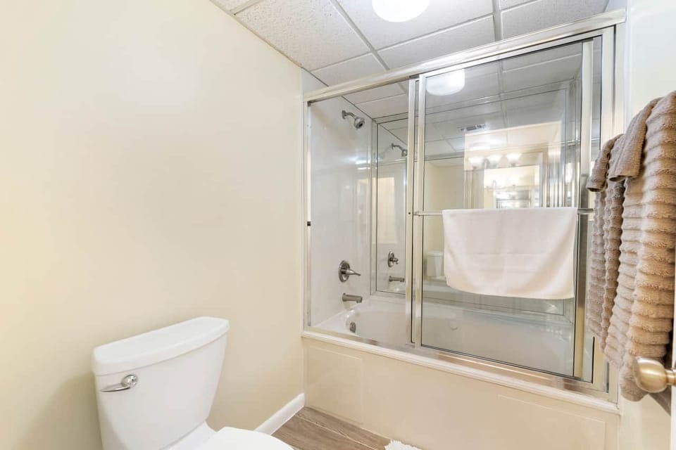 Private bathroom — 3BR vacation rental, Edgewater Beach Resort, PCB.