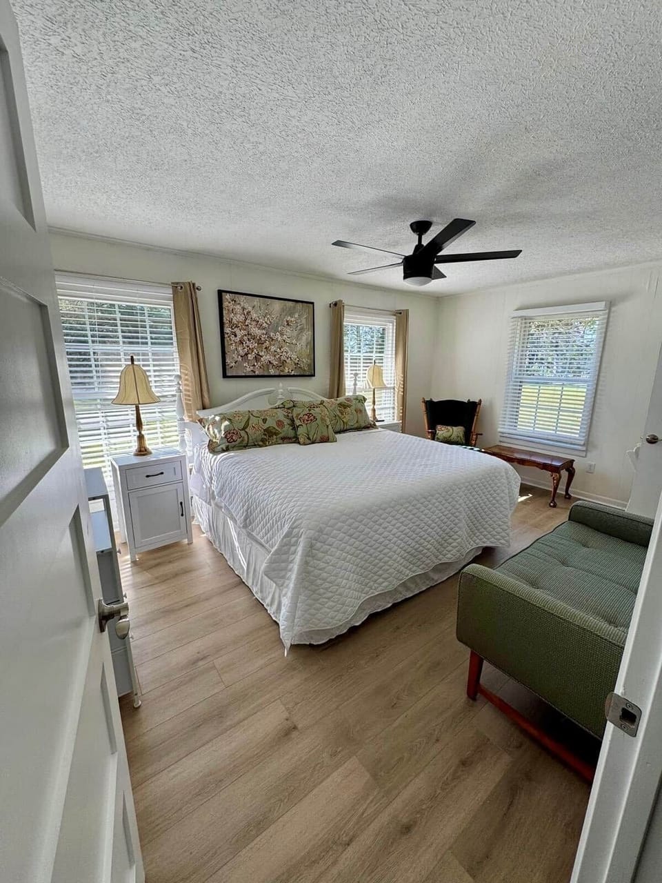 Elvis Room (King): Master with ensuite bath. 3  large windows.  All bedrooms have blackout curtains.