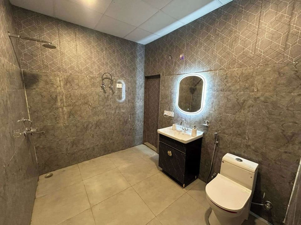 Deluxe Room | Bathroom | Shower, free toiletries, towels, soap