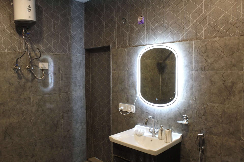Deluxe Room | Bathroom | Shower, free toiletries, towels, soap