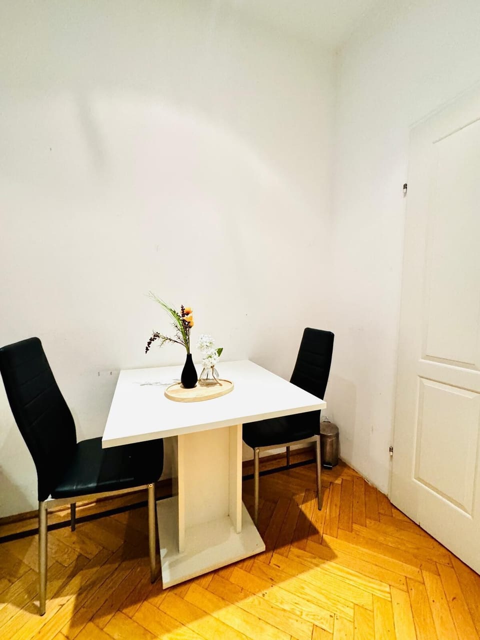 Basic Apartment | Dining