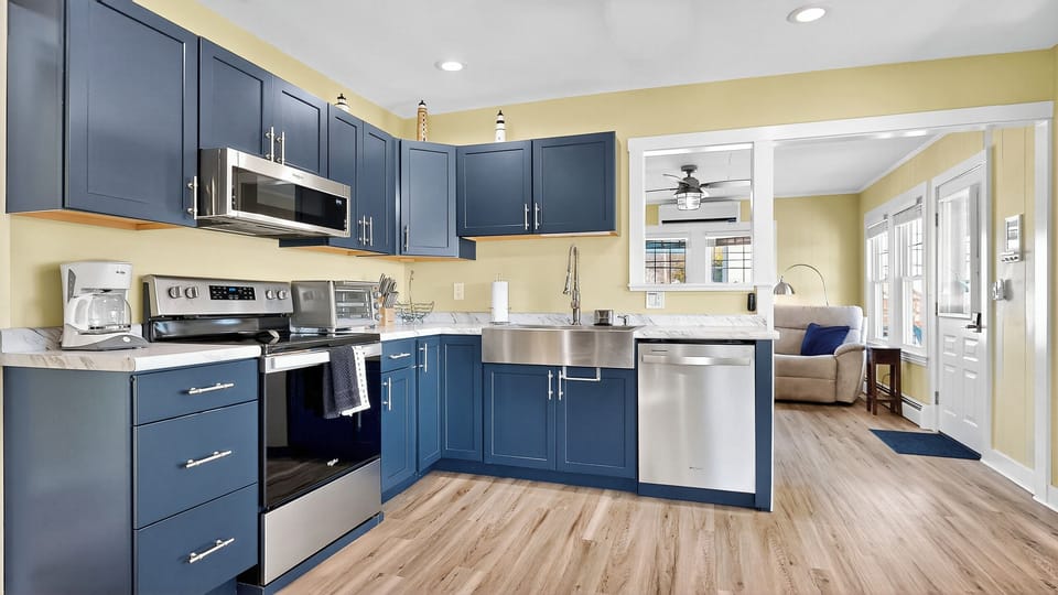 Full Kitchen with Dishwasher 