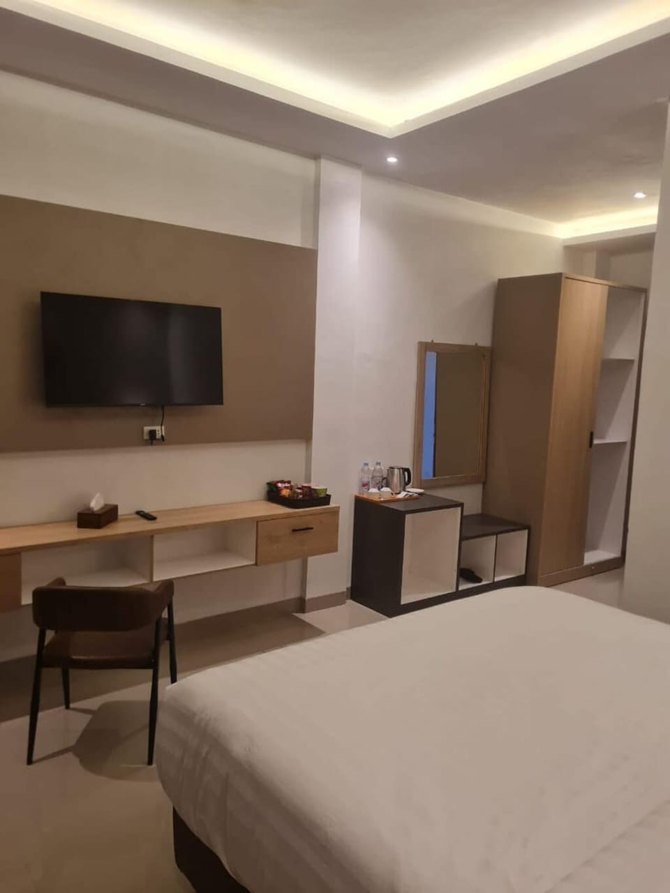 Superior Studio, 1 Queen Bed, Courtyard View | Desk, WiFi (free), individually furnished, bed sheets