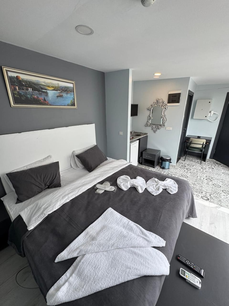 Comfort Apartment, City View | Egyptian cotton sheets, premium bedding, desk, laptop workspace