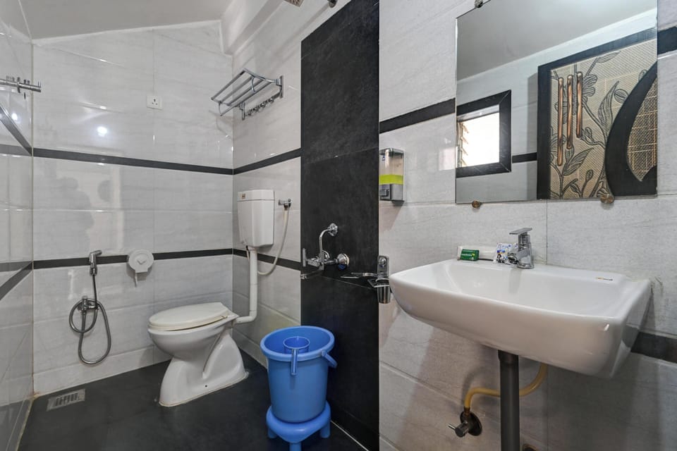 Eshwari Inn Deluxe AC room | Bathroom