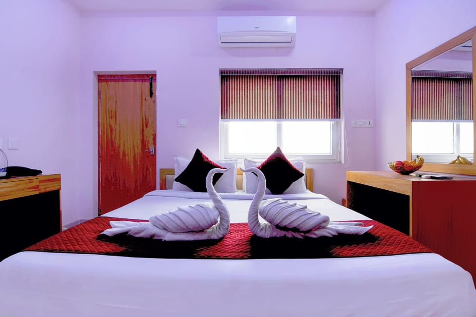 Deluxe Room | Desk, WiFi (free), bed sheets