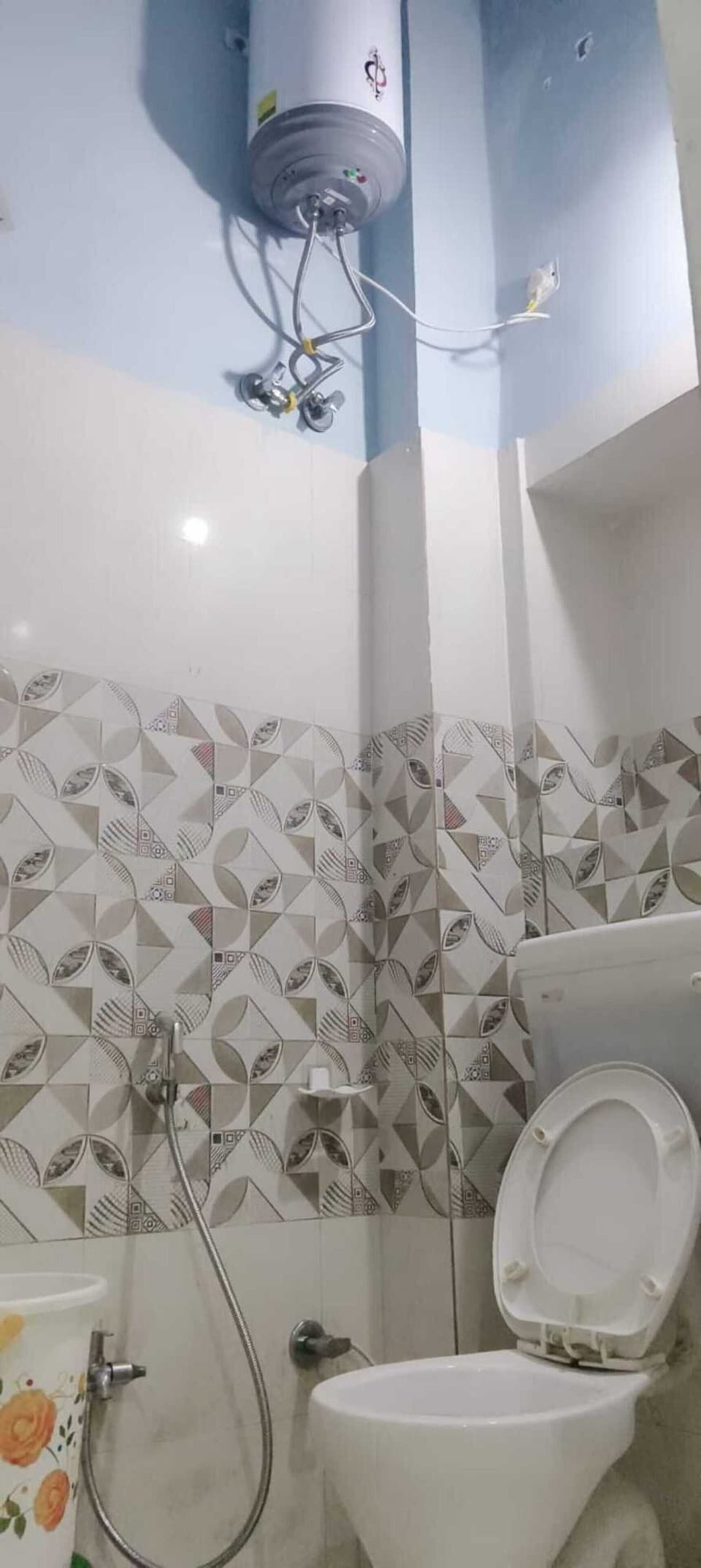 Deluxe Room, Air conditioning | Bathroom | Shower, free toiletries, soap, shampoo