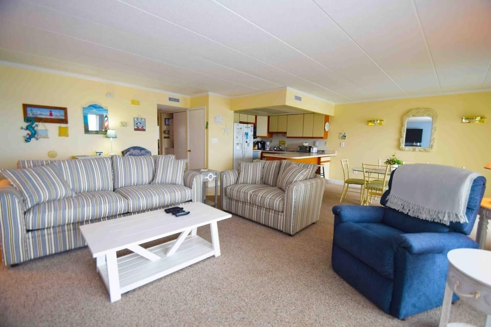 Condo, 2 Bedrooms | Living area