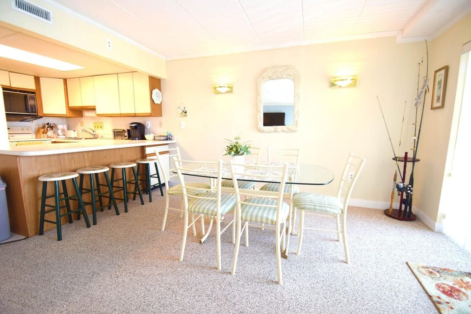Condo, 2 Bedrooms | Dining