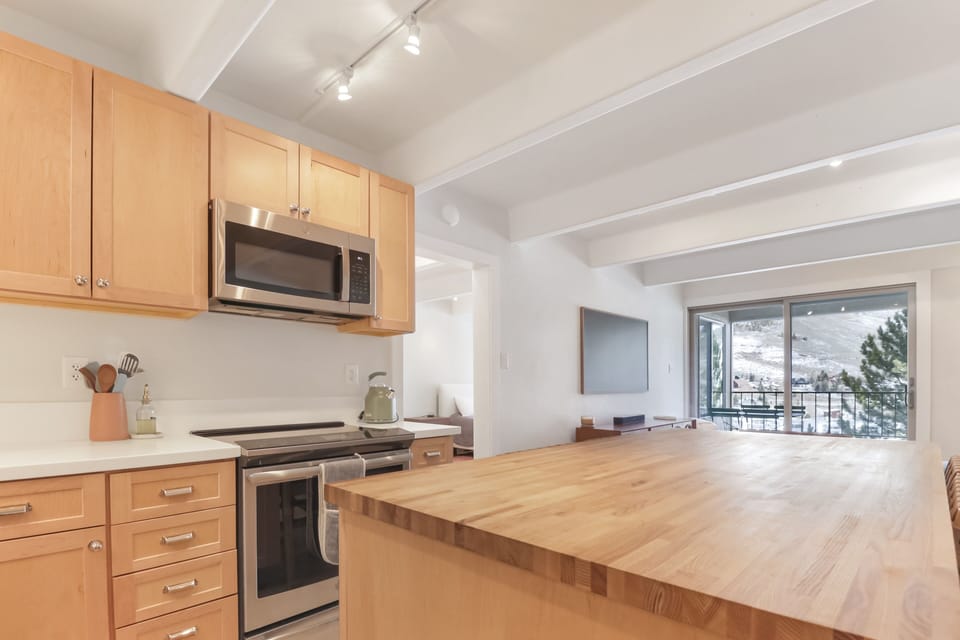 Condo, 1 Bedroom | Private kitchen | Fridge, oven, coffee/tea maker, electric kettle