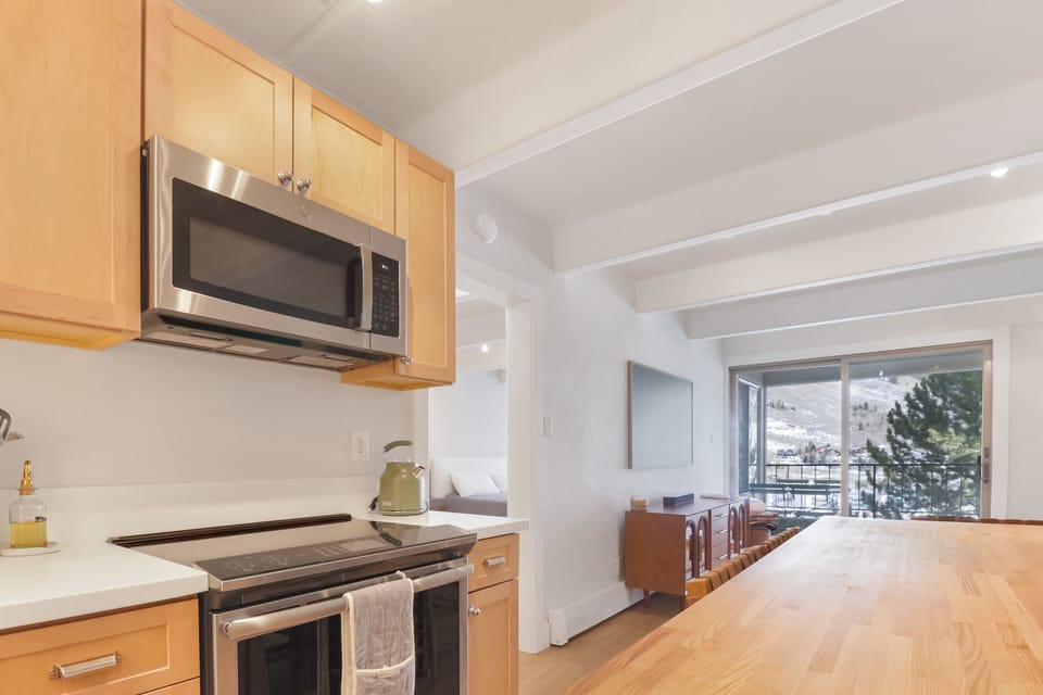 Condo, 1 Bedroom | Private kitchen | Fridge, oven, coffee/tea maker, electric kettle