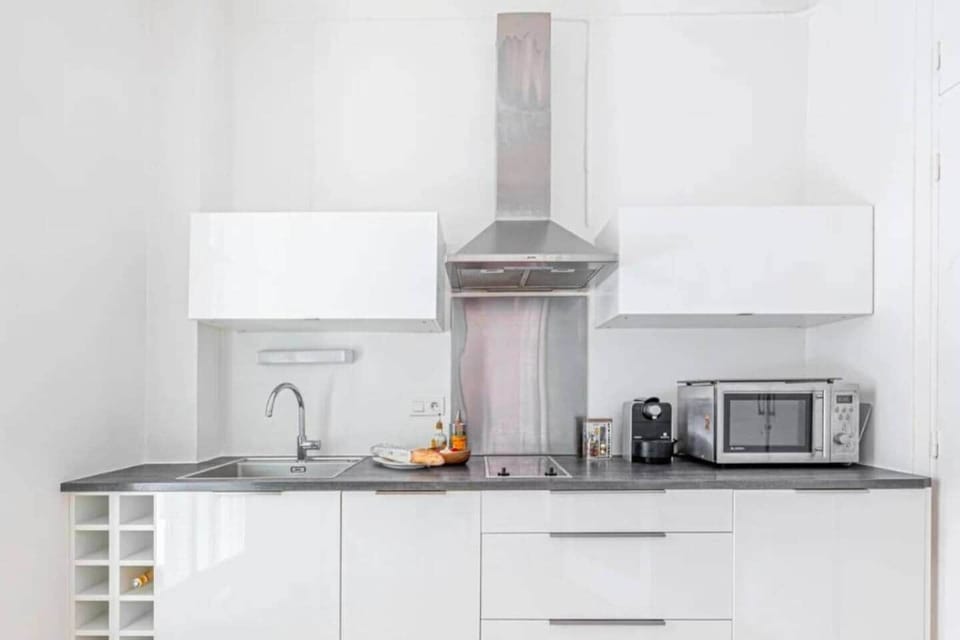 Fully equipped kitchen with access to the balcony