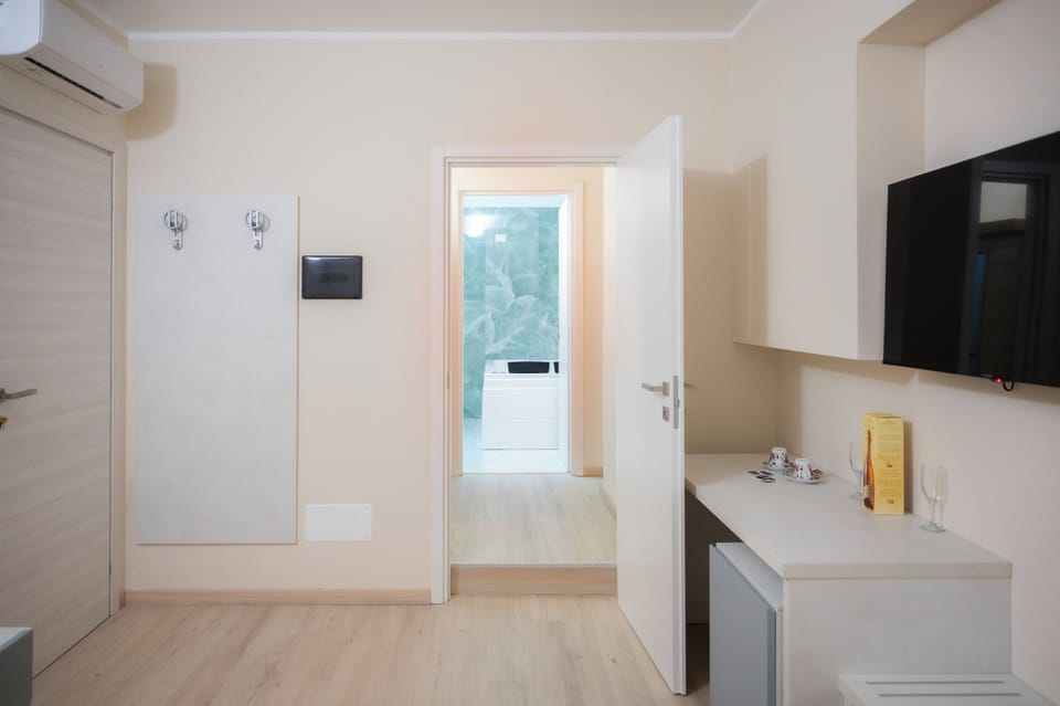 Double Room, City View | Interior