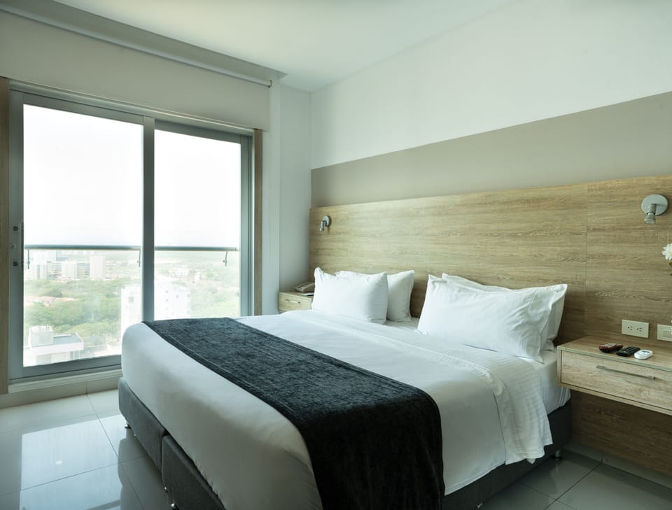 Junior Studio Suite | Minibar, in-room safe, desk, laptop workspace