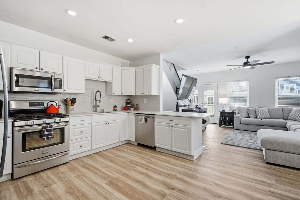 Indoors, Kitchen, Home Decor, Appliance, Microwave