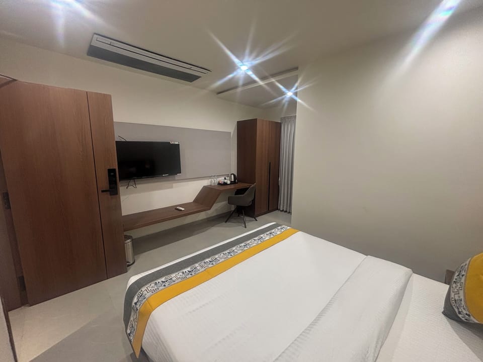 Superior Double Room, Hill View | Desk, free WiFi
