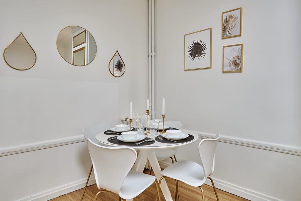 Salon avec canapé lit, espace repas, TV