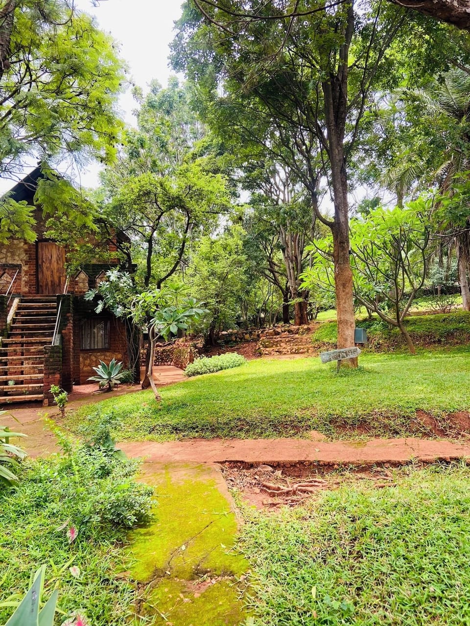 Comfort Room, Balcony, Hill View | Property grounds