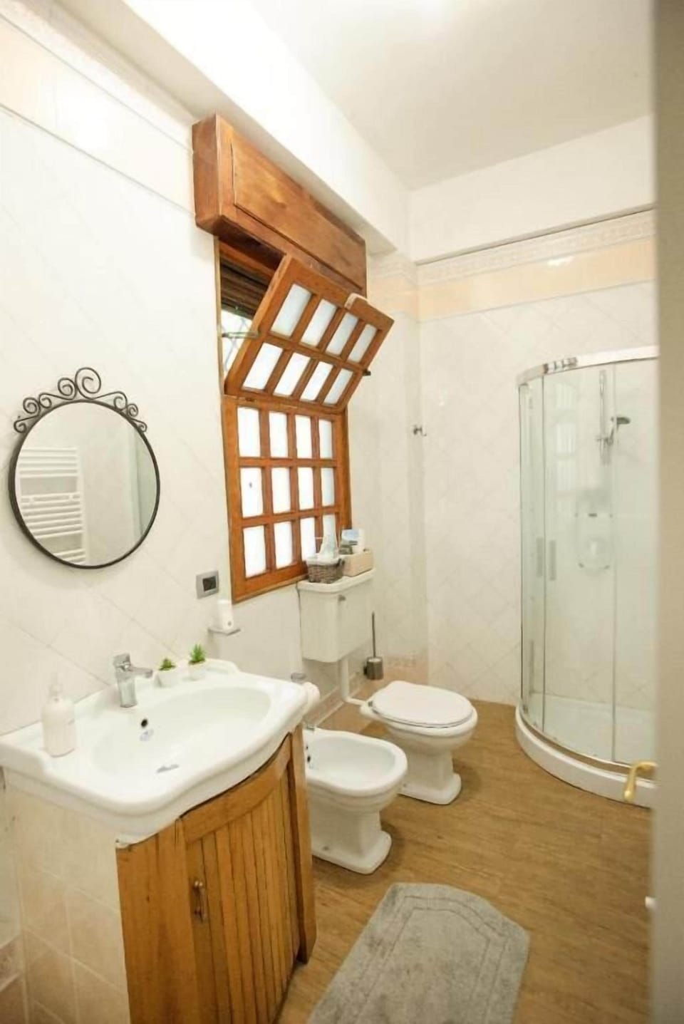 Luxury Room | Bathroom | Shower, hair dryer, bidet, towels