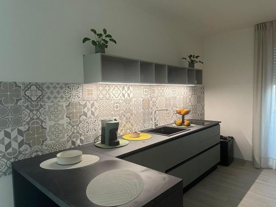 Deluxe Double Room | Private kitchen | Fridge, microwave, stovetop, cookware/dishes/utensils