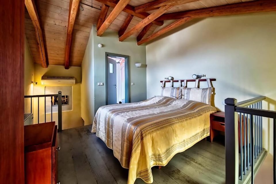 Premium Studio, Patio, Courtyard View | WiFi (free), bed sheets