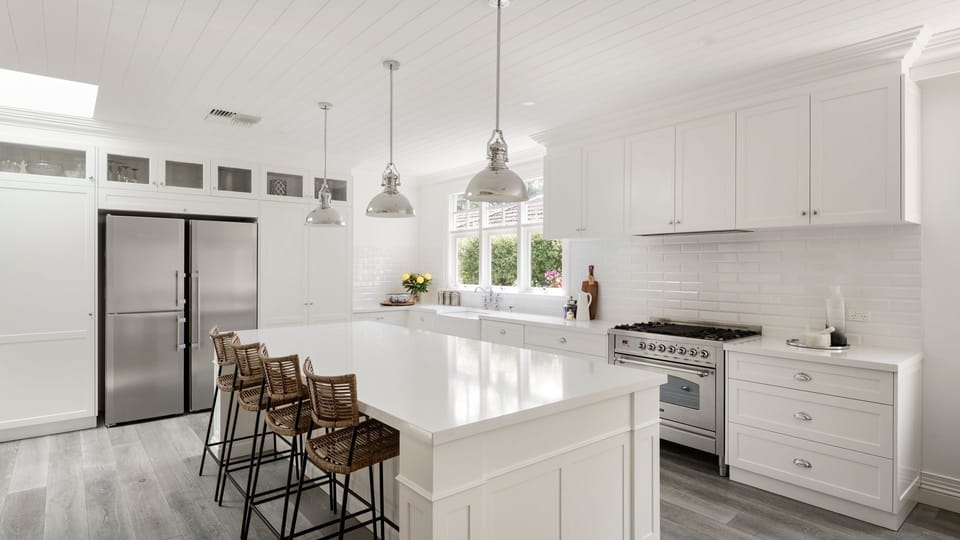 Stunning kitchen with breakfast bar for 4