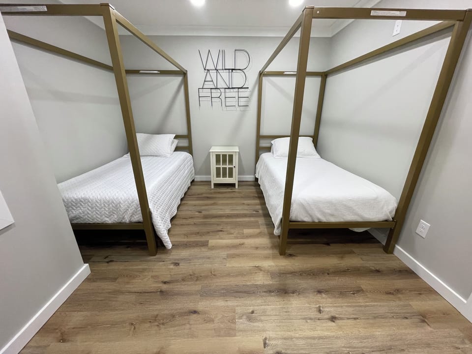 Bedroom with 2 twin beds.