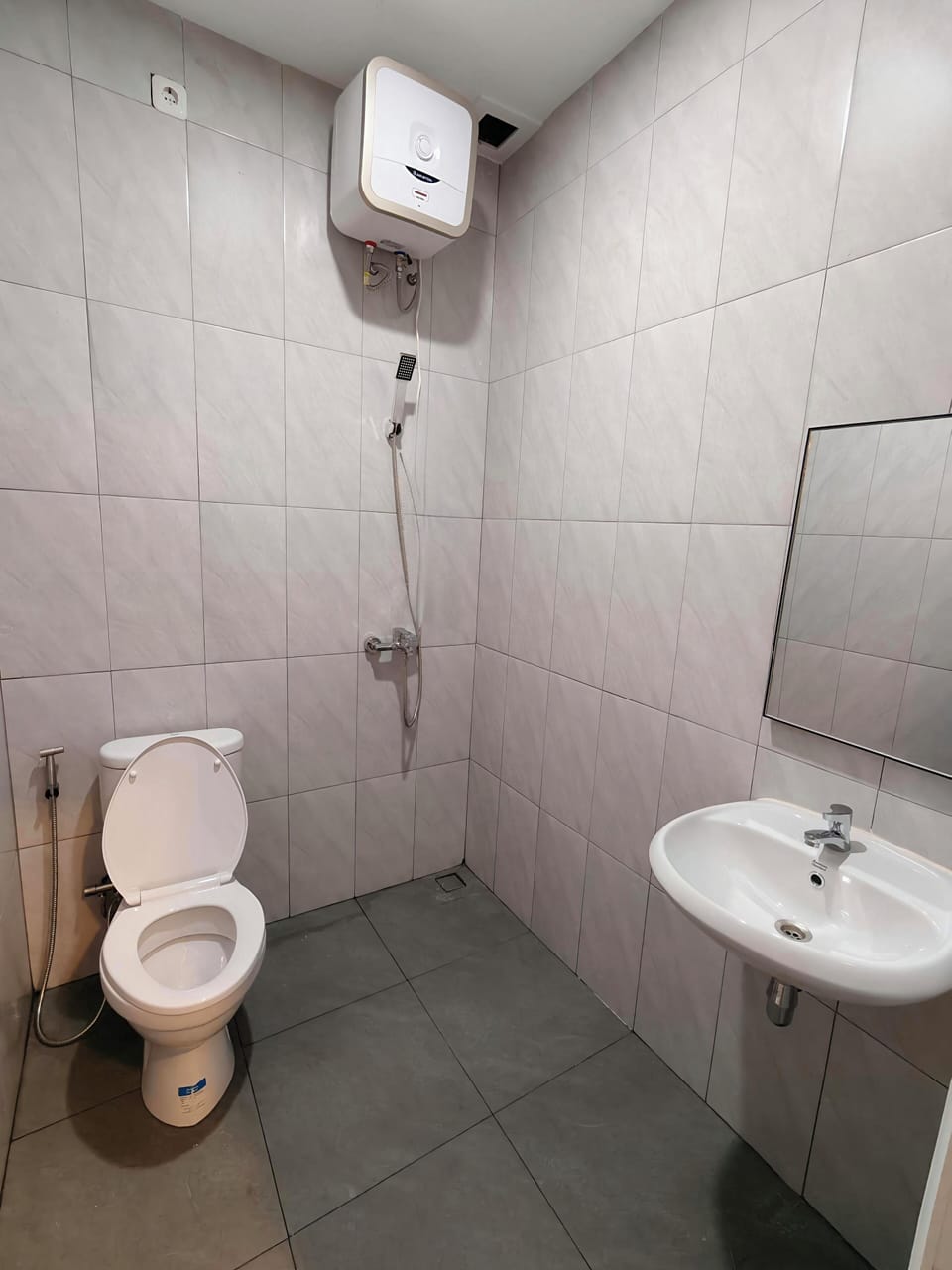 Deluxe Room | Bathroom | Shower, rainfall showerhead, bidet