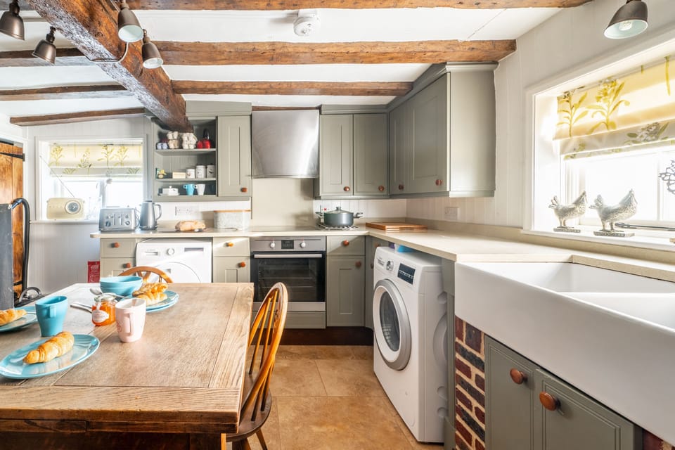 Ground floor: Well-equipped kitchen with breakfast table and appliances