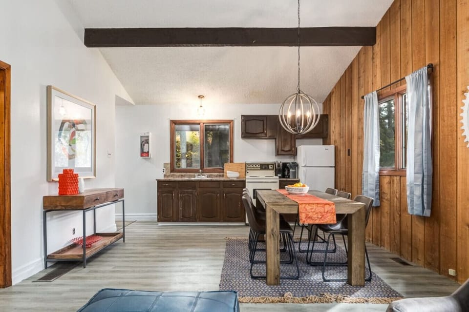 Full kitchen and dining with seating for 6