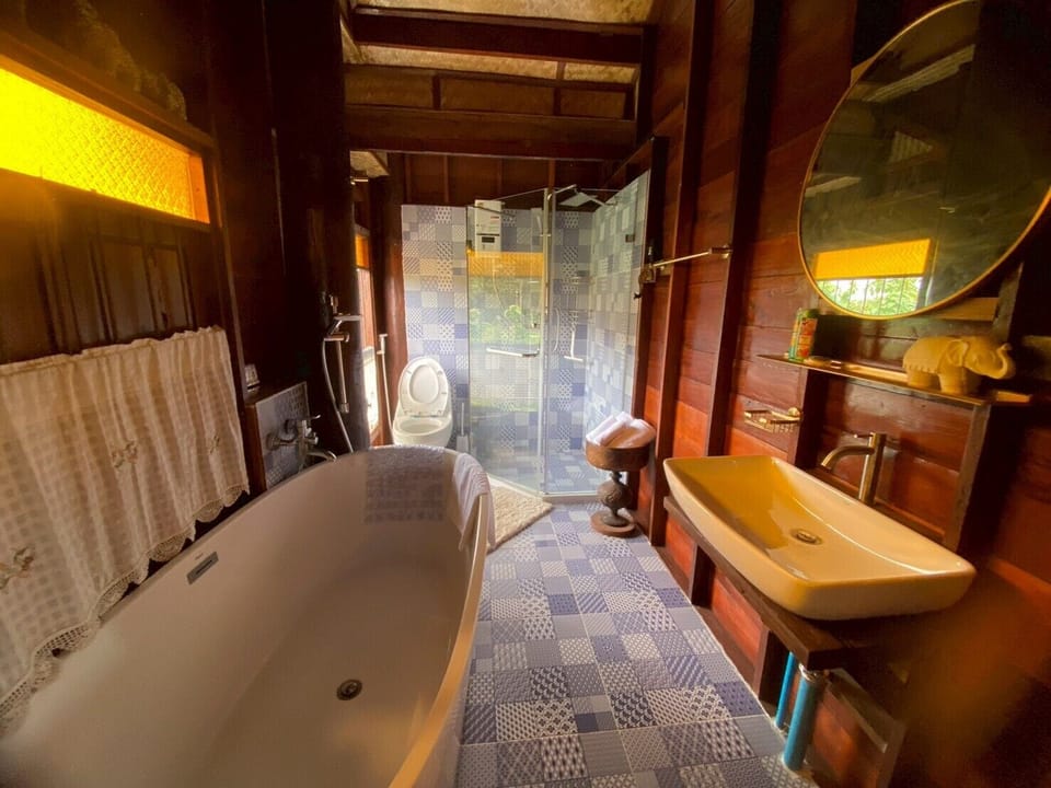 Premier Room, Balcony, Pool View | Bathroom | Slippers