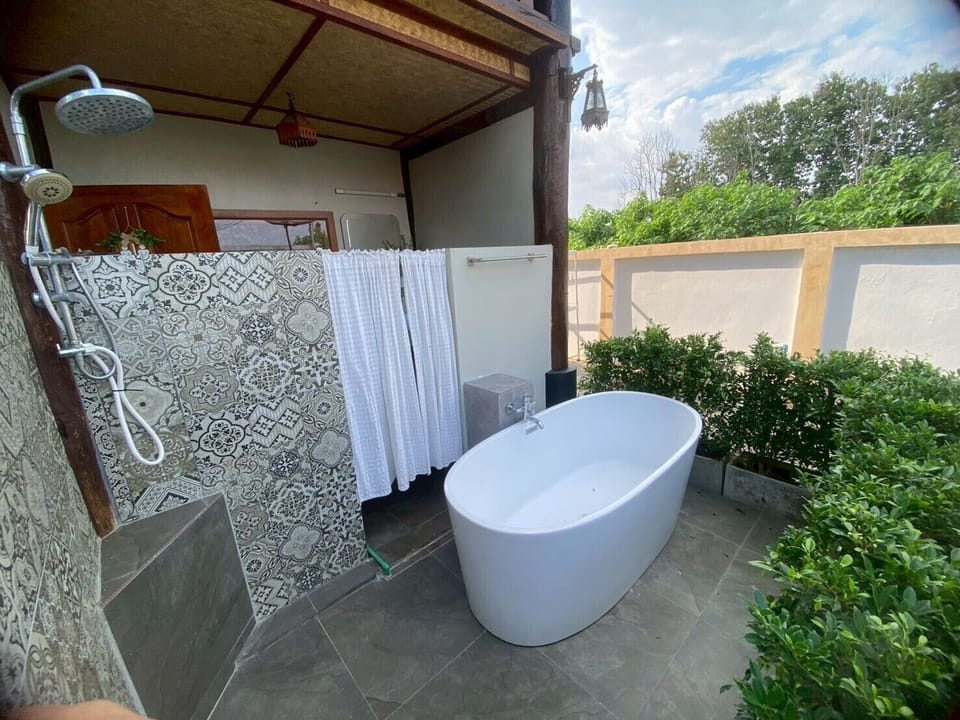 Standard Room, Pool View | Bathroom | Slippers