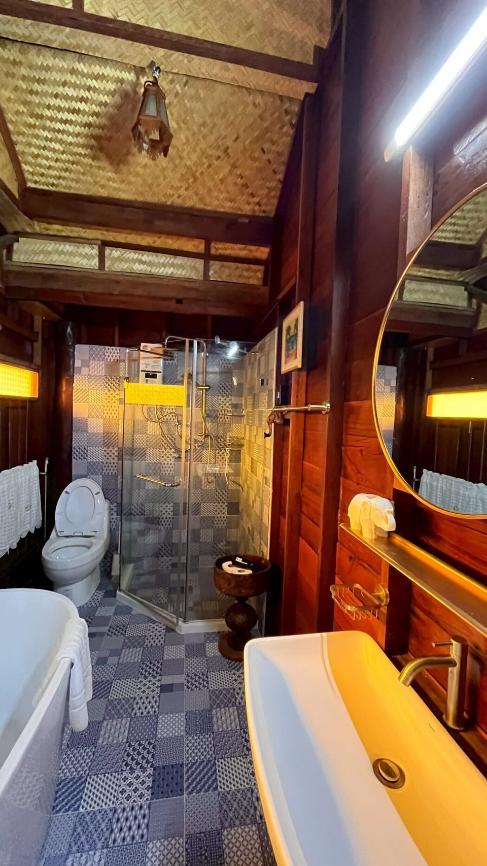 Deluxe Room, Pool View | Bathroom | Hair dryer, slippers, towels, toilet paper