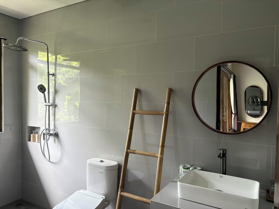 Superior Double or Twin Room | Bathroom | Shower, towels, soap, shampoo