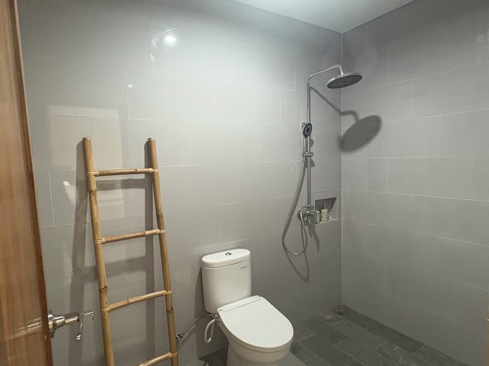 Superior Double or Twin Room | Bathroom | Shower, towels, soap, shampoo