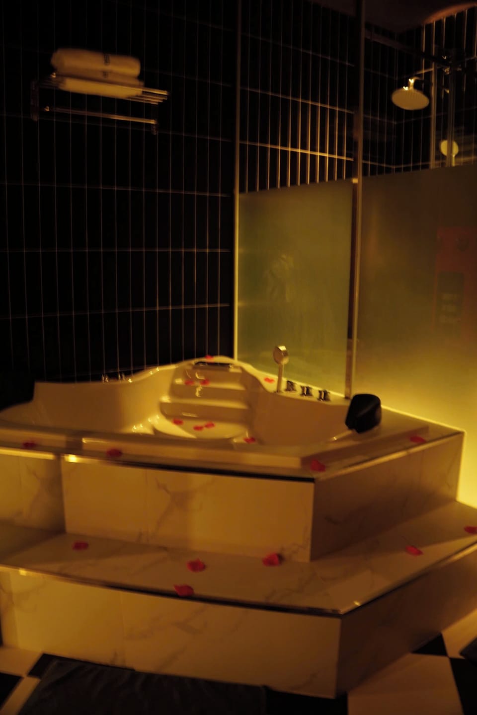 Classic Double Room, 1 King Bed, Non Smoking | Deep soaking bathtub