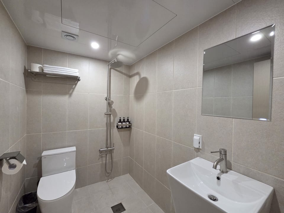 Twin Room | Bathroom | Hair dryer, towels, soap, shampoo