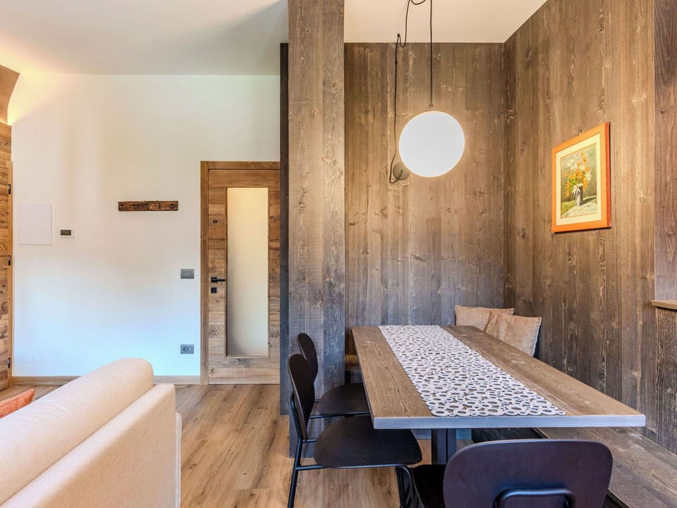 Wall, Flooring, Wood, Interior Design, Floor, Ceiling, Furniture, Wood Flooring, Lighting, Hardwood