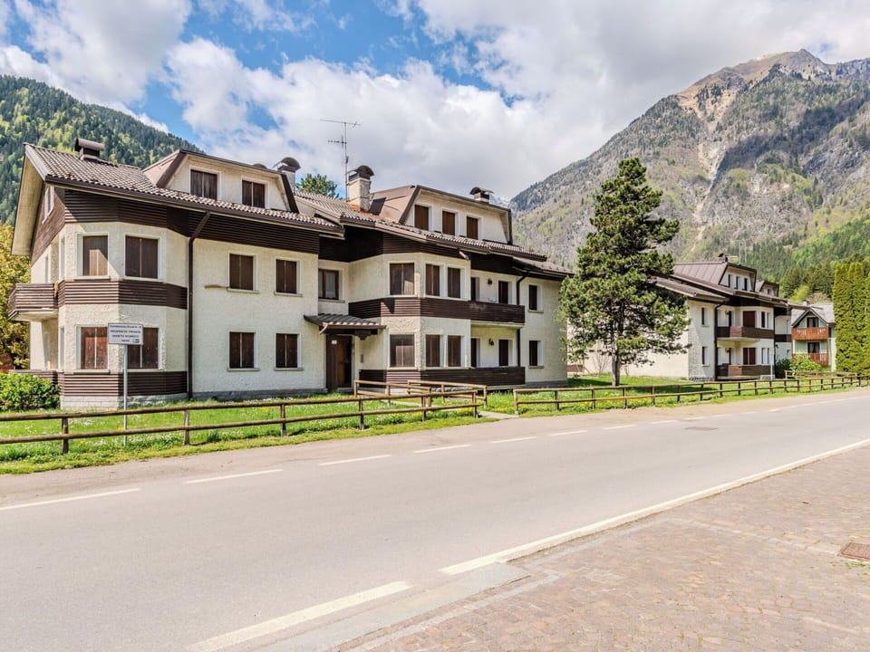 Building, House, Home, Residential Area, Architecture, Human Settlement, Mountain Range, Hill Station, Suburb, Slope