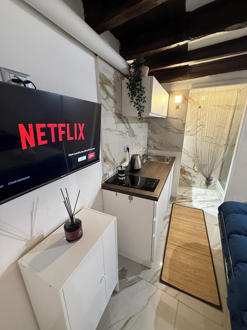 Deluxe Studio Suite | Private kitchen | Mini-fridge, microwave, oven, stovetop