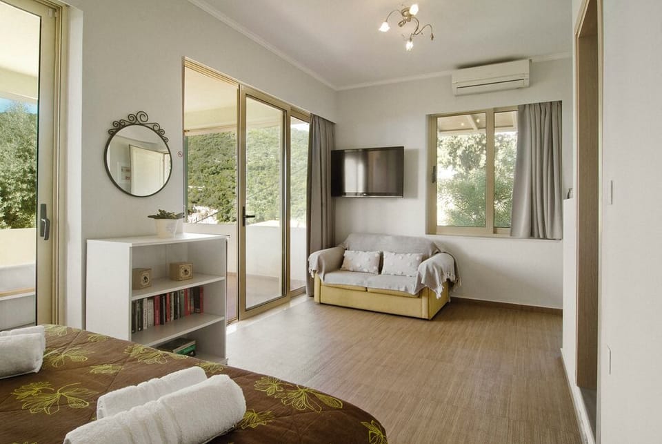 Classic Double or Twin Room, Sea View | In-room safe, soundproofing, iron/ironing board, free WiFi