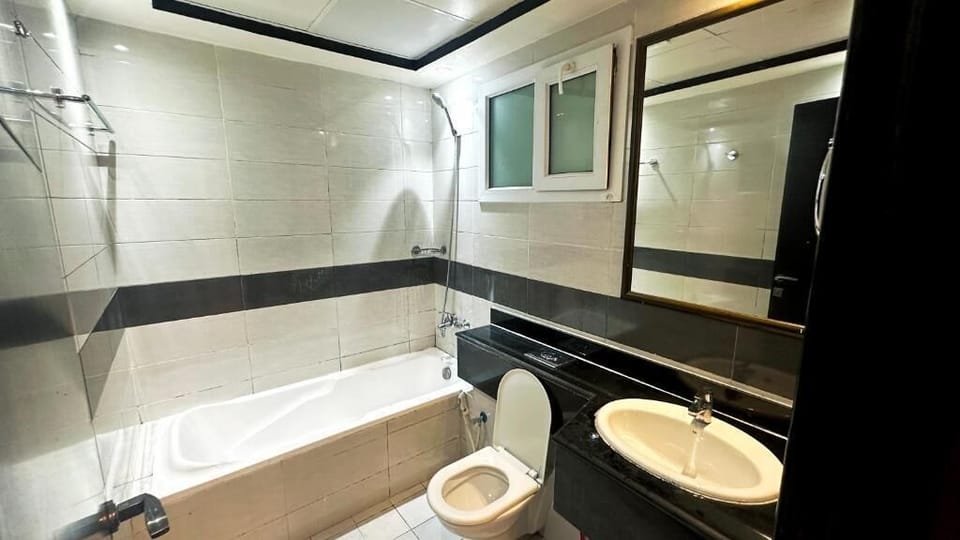 Combined shower/tub, towels