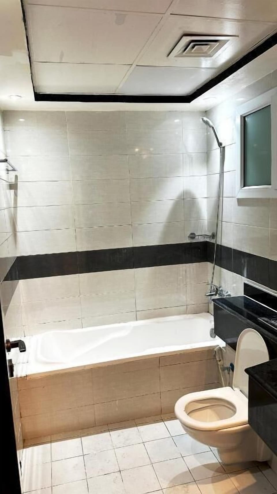Combined shower/tub, towels