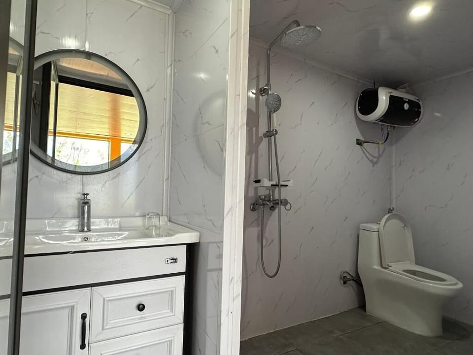 Deluxe Double or Twin Room, Balcony, Valley View | Bathroom | Shower, hair dryer, slippers, towels